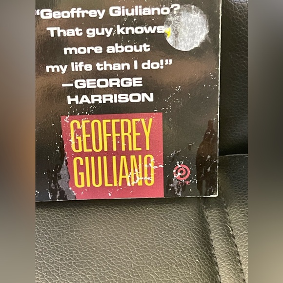 Dark Horse Life of George Harrison
Music Book by Geoffrey Giuliano 1991 - Picture 2 of 8